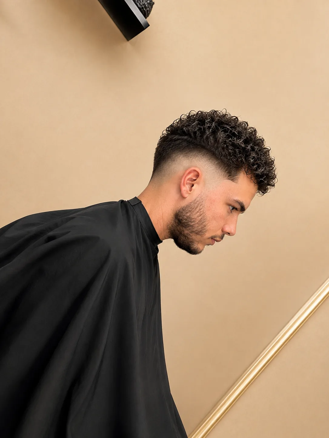 Curly Fade im Profil, definiert mit Sea Salt Spray
