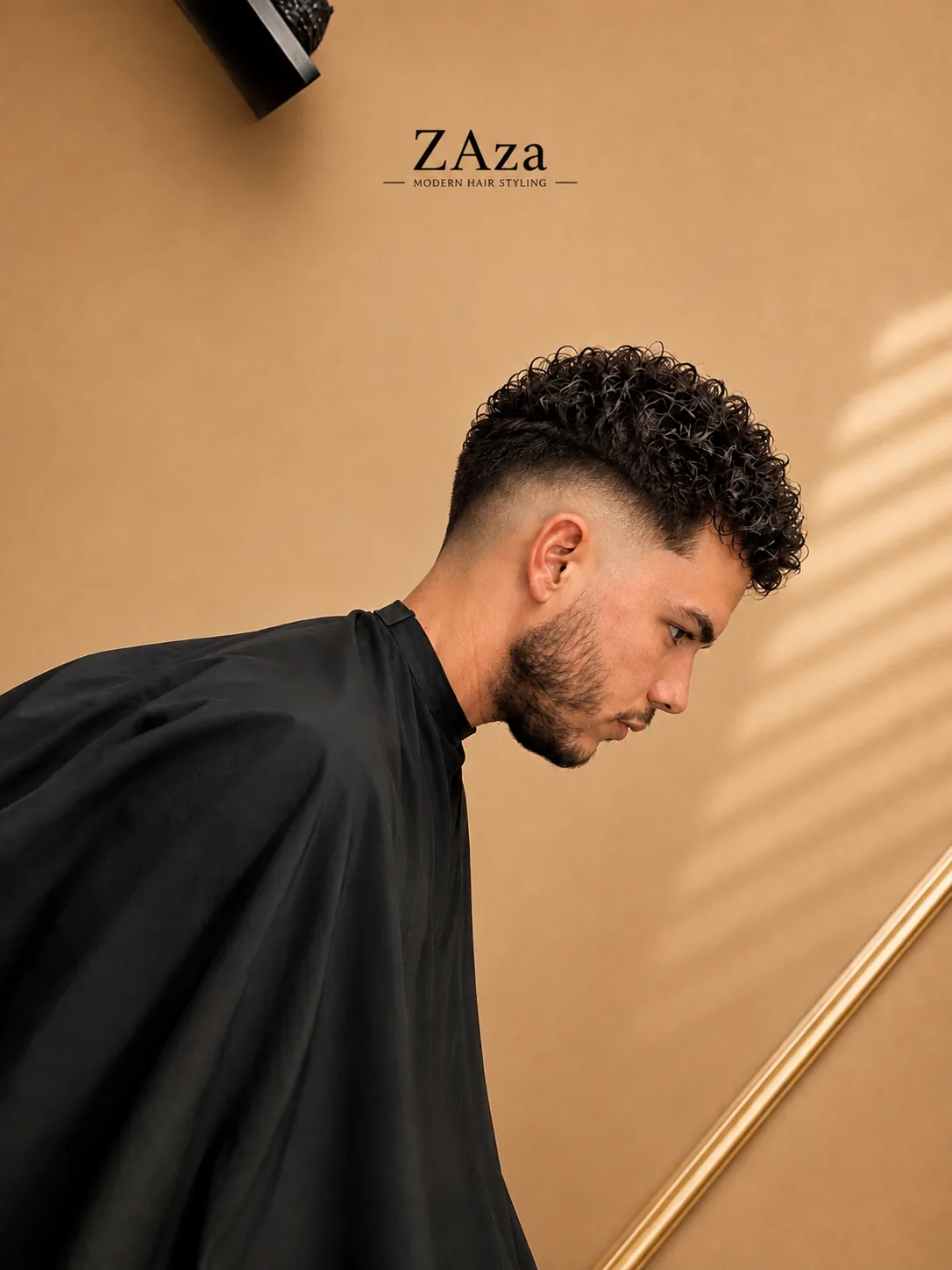 Curly Top mit Mid Fade, definiert mit Sea Salt Spray
