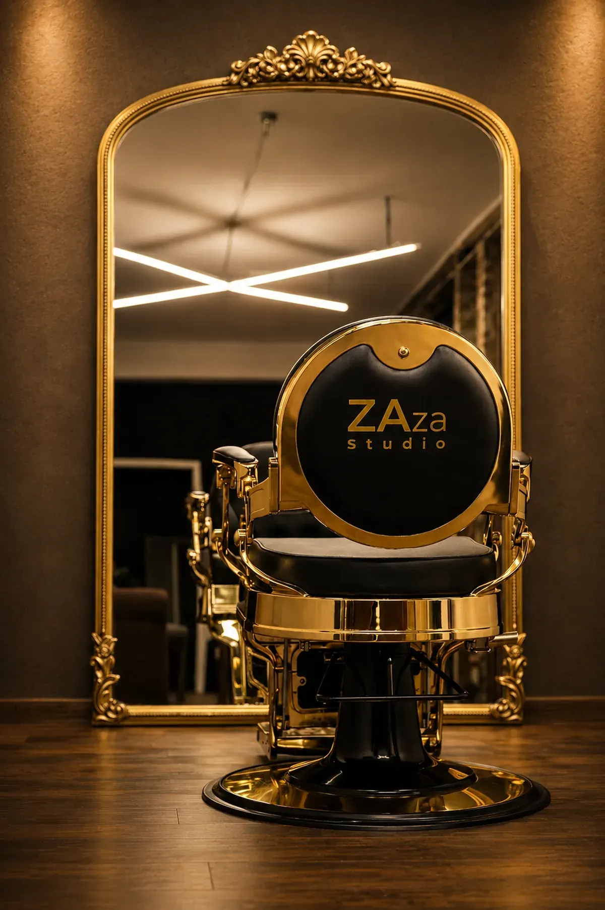 Goldener Barberstuhl mit ZAza-Logo vor dem Spiegel im ZAza Studio