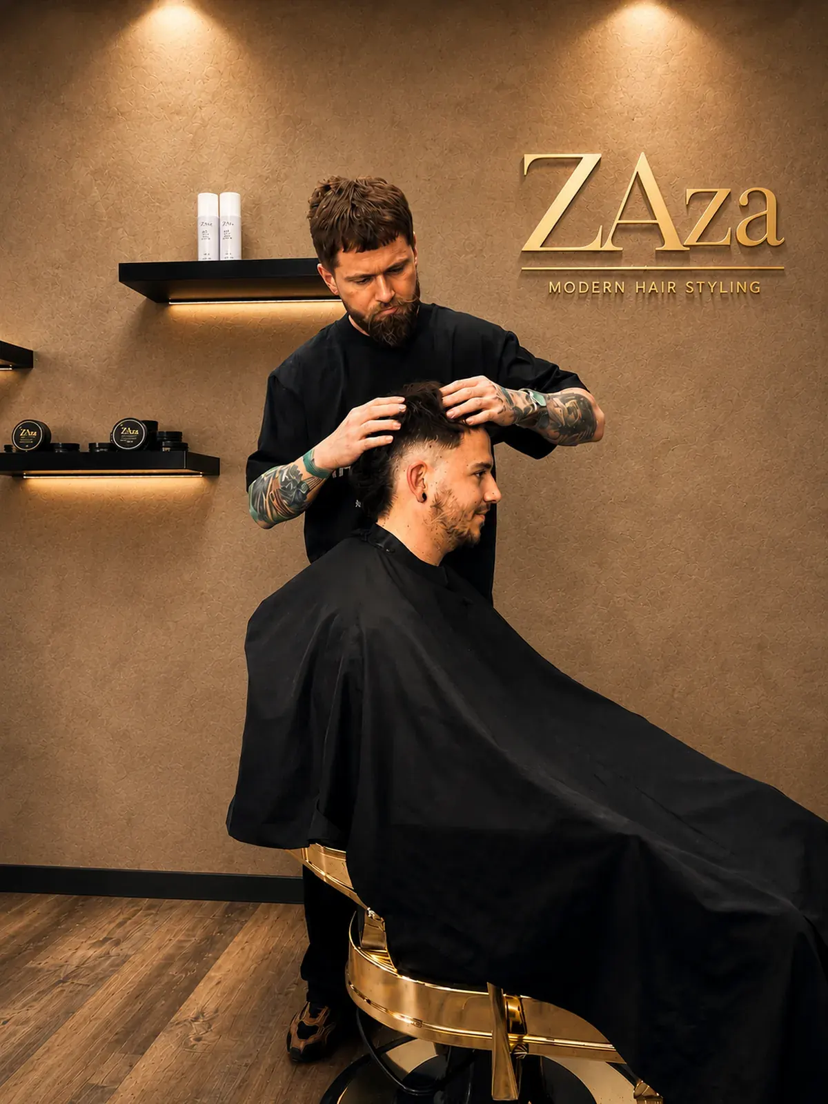 Zaza schneidet einem Kunden die Haare unter dem ZAza-Schriftzug